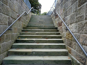 Fertigstellung der Treppe und der Pflasterarbeiten (Foto: Karl-Franz Thiede)